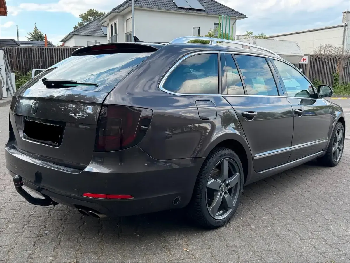 Używany Skoda Superb 200 KM (147 kW) 2011 Brązowy Kombi
