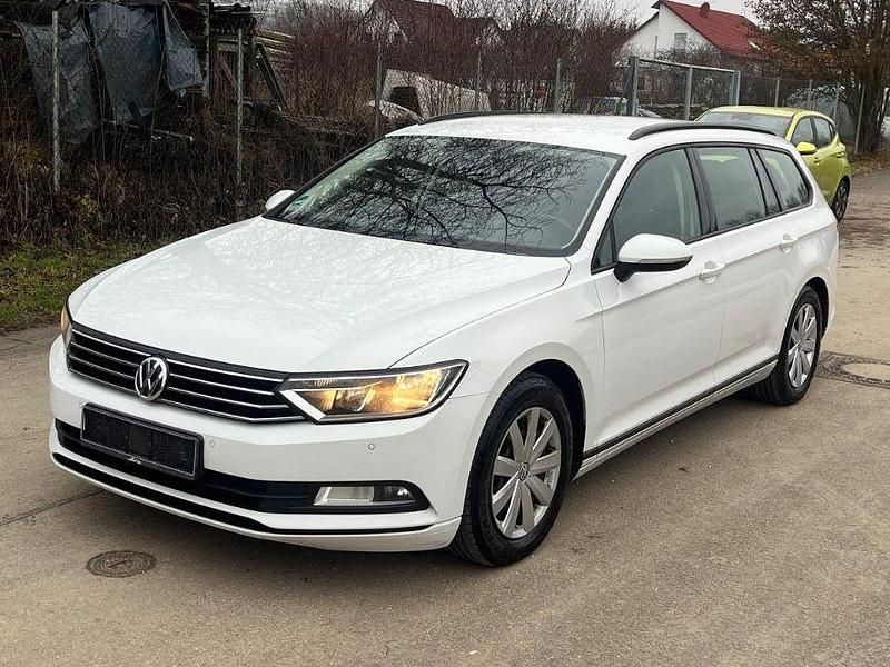 Weiß Gebraucht 2015 VW Passat Trendline Kombi | 8.299 € (Guter Preis) - Bild 1/4