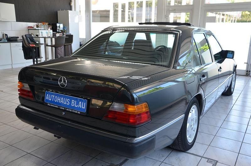Gebraucht Mercedes E230 132 PS (97 kW) 1990 Schwarz Limousine