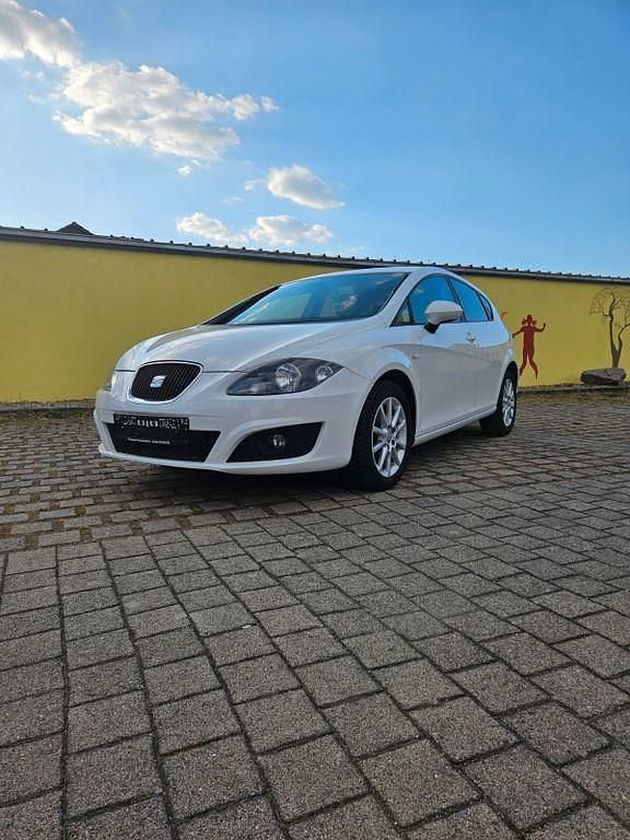 Weiß Gebraucht 2012 Seat Leon Style Limousine | 5.990 € (Guter Preis) - Bild 1/4