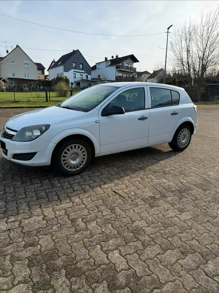 Gebraucht Opel Astra 90 PS (66 kW) 2009 Weiß Limousine