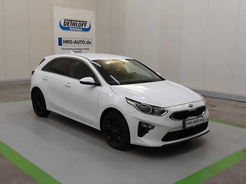 Weiß Gebraucht 2021 Kia Ceed Kleinwagen | 17.400 € (Fairer Preis) - Bild 1/4