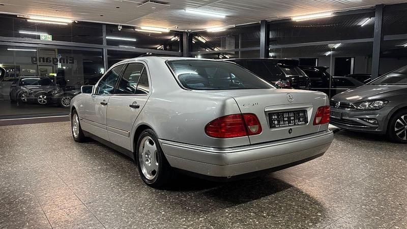 Gebraucht Mercedes E230 Avantgarde 150 PS (110 kW) 1996 Silber Limousine