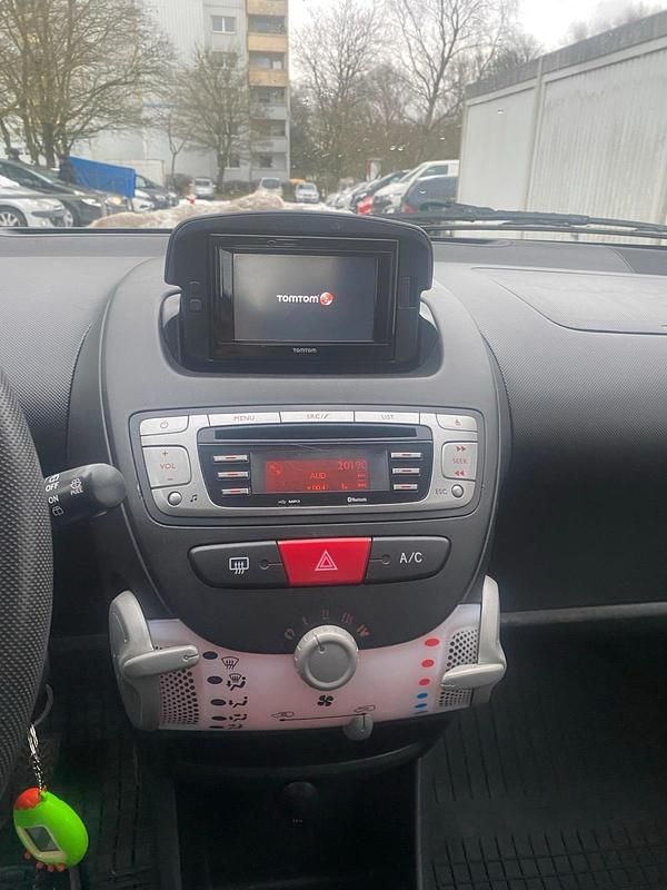 Gebraucht Toyota Aygo 68 PS (50 kW) 2014 Schwarz Kleinwagen