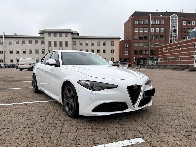 Weiß Gebraucht 2017 Alfa Romeo Giulia Super Limousine | 15.900 € (Fairer Preis) - Bild 1/4