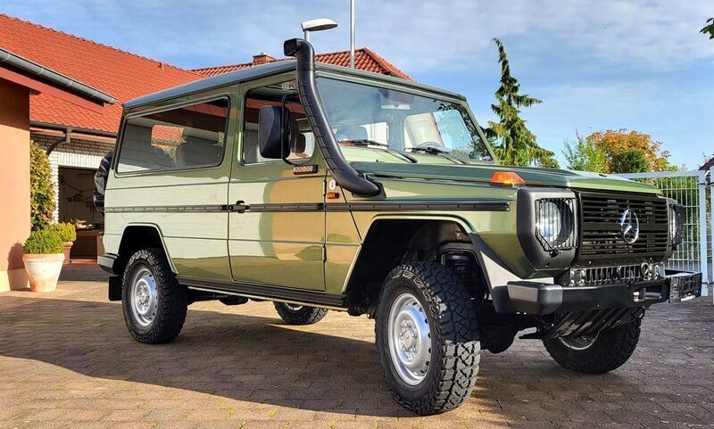 Grün zypressengrün metallic Gebraucht 1990 Mercedes G300 SUV | 95.000 € - Bild 1/4