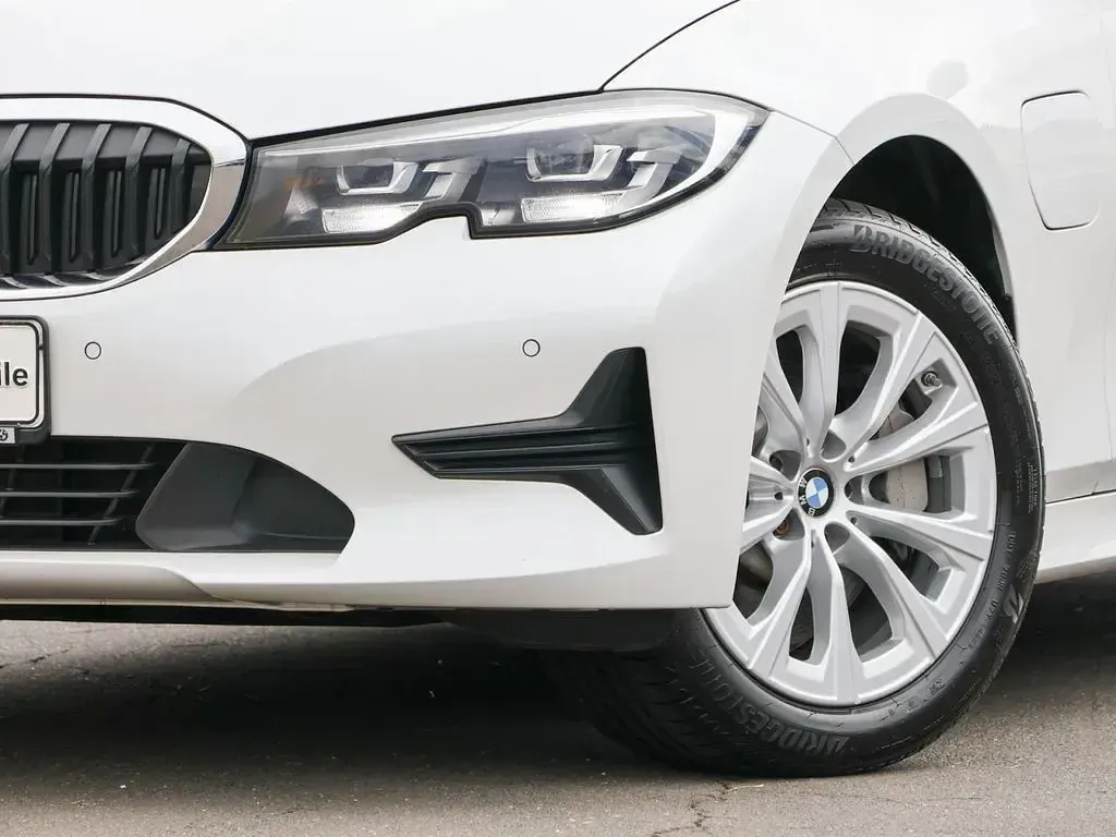 Gebraucht BMW 330e Advantage 292 PS (214 kW) 2021 Mineralweiss Kombi