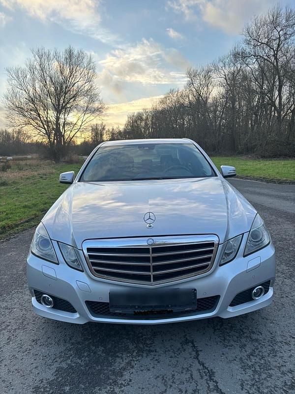 Silber Gebraucht 2010 Mercedes E350 Avantgarde Limousine | 14.600 € (Fairer Preis) - Bild 1/4