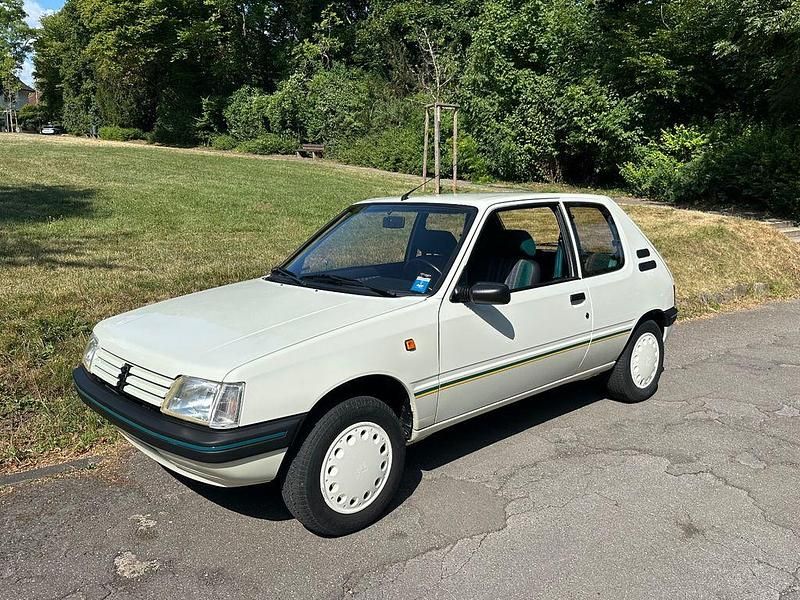 Weiß Gebraucht 1990 Peugeot 205 Limousine | 27.500 € - Bild 1/4