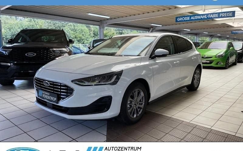Weiß Gebraucht 2024 Ford Focus Titanium Limousine | 19.981 € (Superpreis) - Bild 1/4