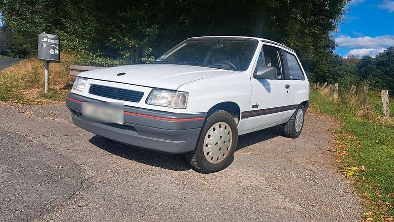 Weiß Gebraucht 1991 Opel Corsa Swing Kleinwagen | 4.000 € - Bild 1/4