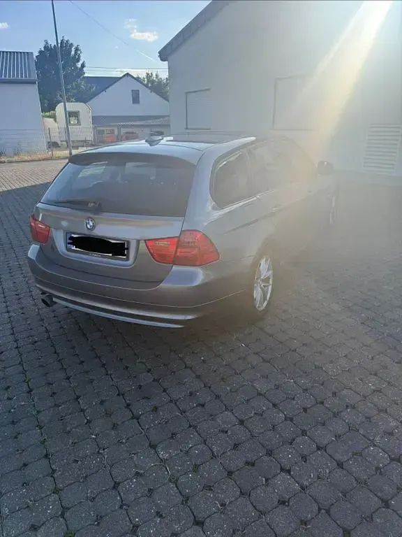 Gebraucht BMW 320 Sport Line 184 PS (135 kW) 2011 Grau Kombi