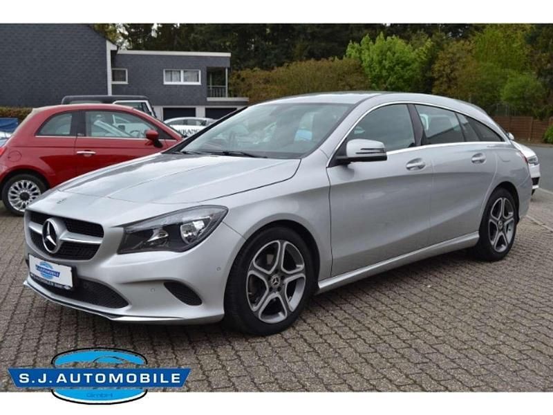 Polarsilber metalliclack Gebraucht 2018 Mercedes CLA180 Urban Limousine | 16.980 € (Guter Preis) - Bild 1/4
