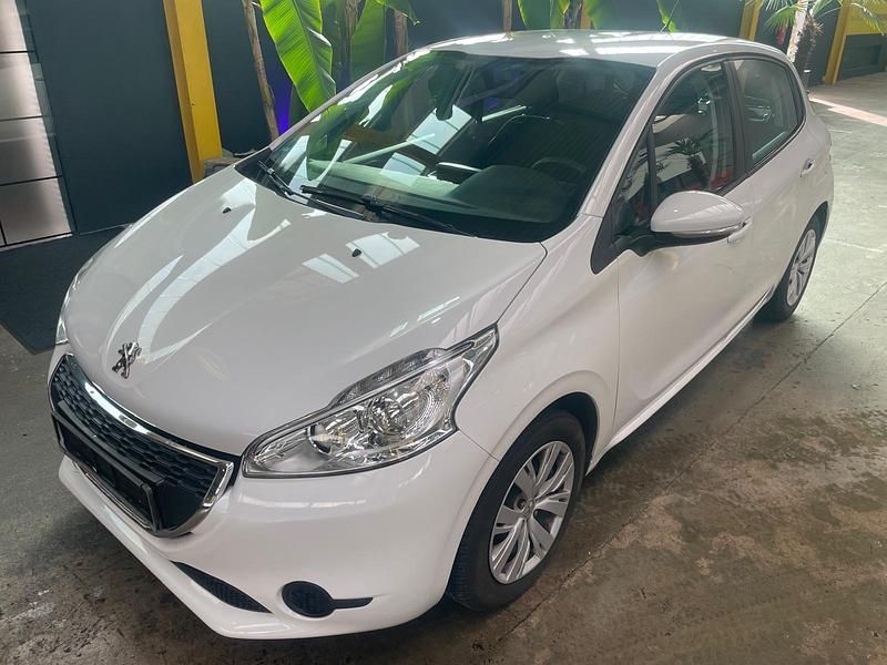 Weiß Gebraucht 2014 Peugeot 208 Kleinwagen | 3.990 € (Fairer Preis) - Bild 1/4