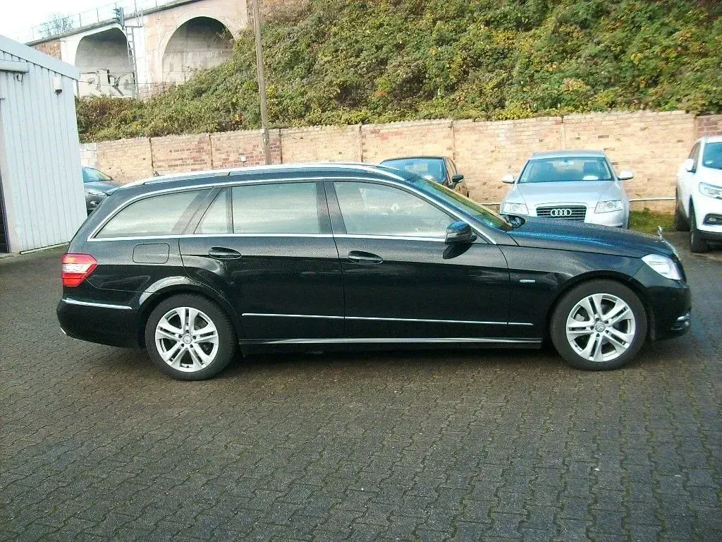 Gebraucht Mercedes E220 Avantgarde 170 PS (125 kW) 2012 Schwarz Limousine