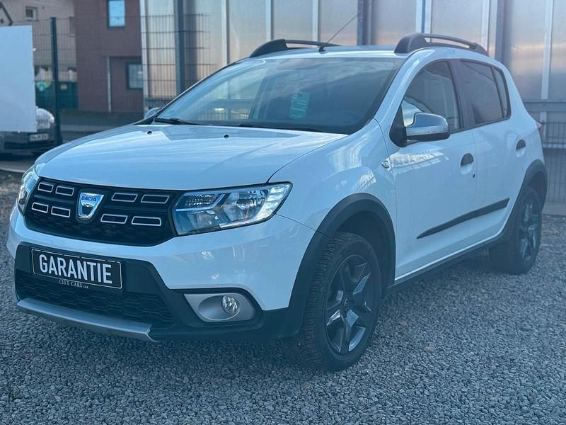 Weiß Gebraucht 2017 Dacia Sandero Celebration SUV | 9.999 € - Bild 1/4
