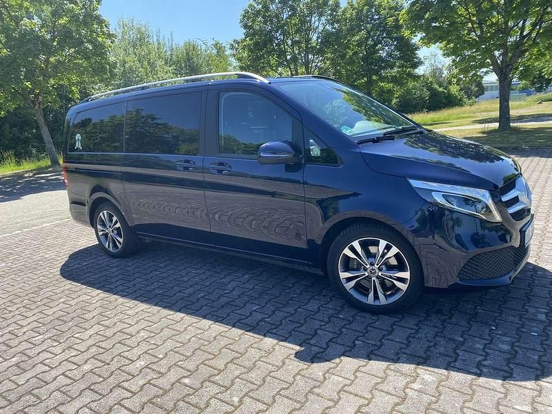 Blau Gebraucht 2021 Mercedes V220 Edition Van / Kleinbus | 49.950 € (Teuer) - Bild 1/4