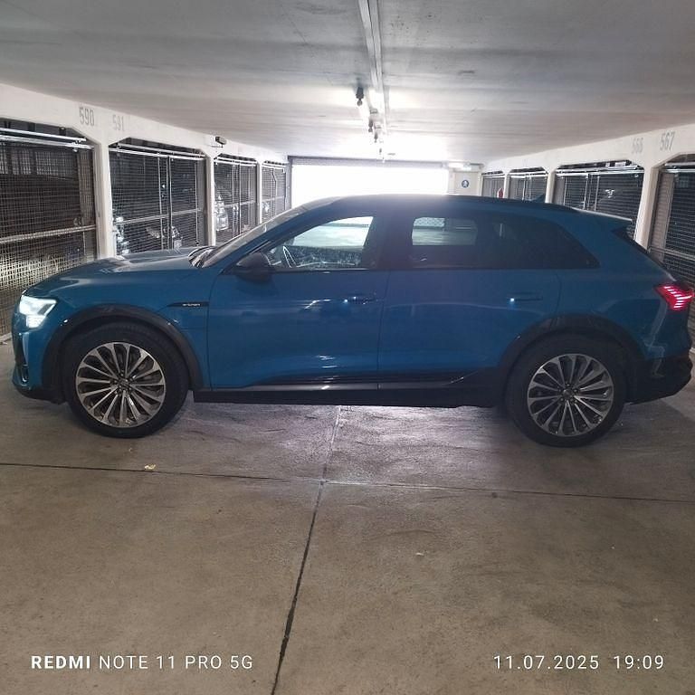 Blau Gebraucht 2019 Audi e-tron S-Line SUV | 25.300 € (Superpreis) - Bild 1/4