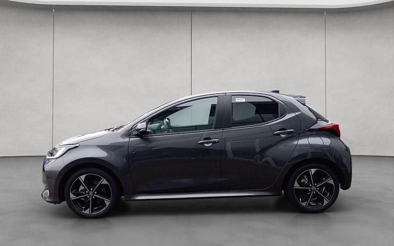 Neu Toyota Yaris Hybrid Style 131 PS (96 kW) 2025 Grau Limousine