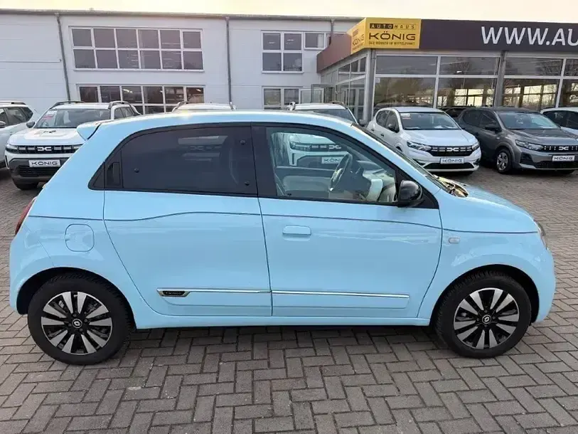 Second-hand Renault Twingo Techno 60 kW (82 CP) 2023 Albastru Hatchback