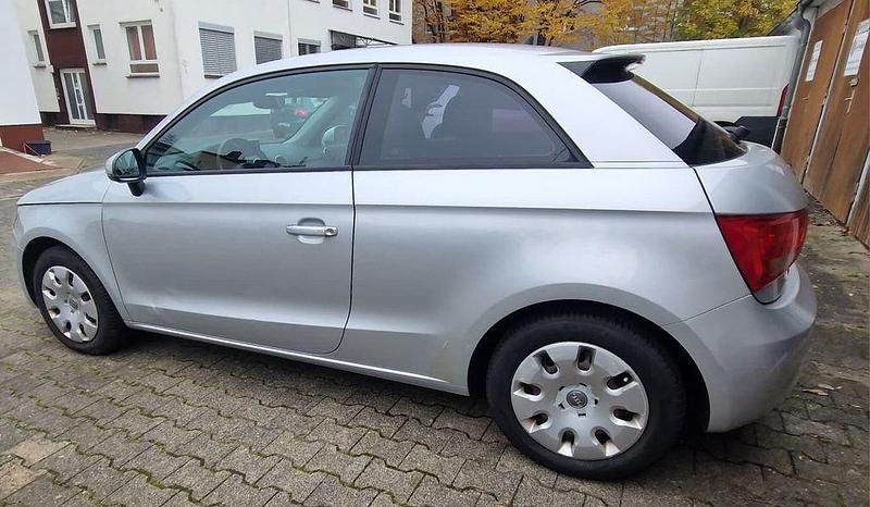 Gebraucht Audi A1 Attraction 105 PS (77 kW) 2010 Silber Kleinwagen