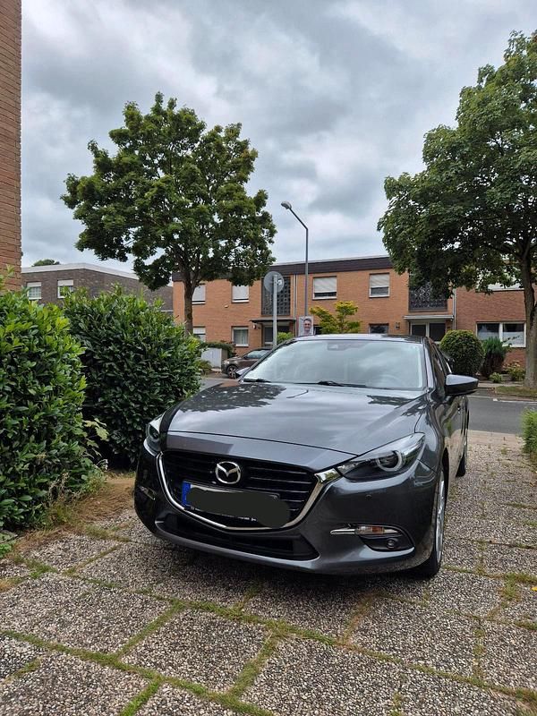 Grau Gebraucht 2018 Mazda 3 Sports-Line Limousine | 14.290 € (Fairer Preis) - Bild 1/4