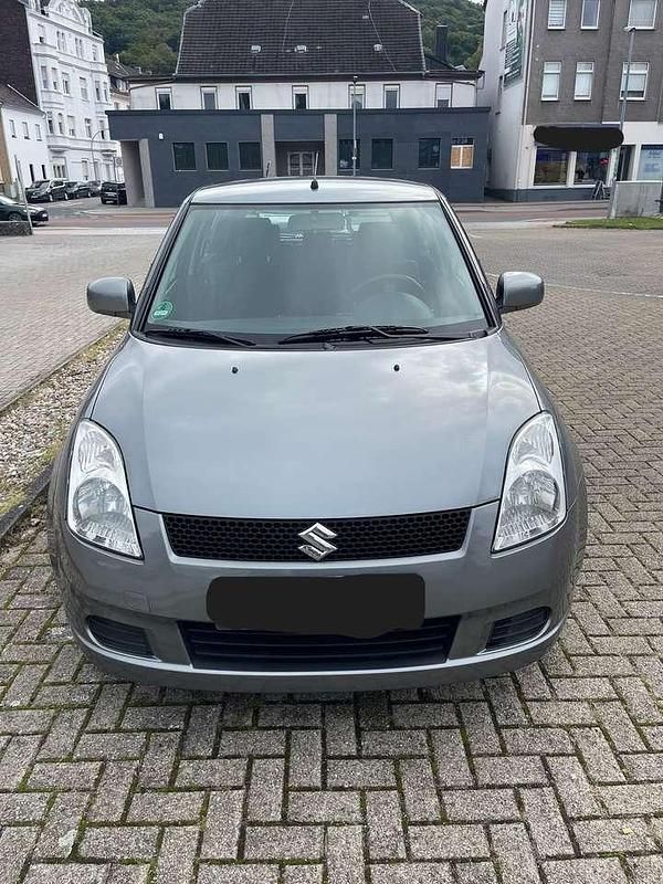 Grau Gebraucht 2005 Suzuki Swift Club Limousine | 2.650 € (Teuer) - Bild 1/4