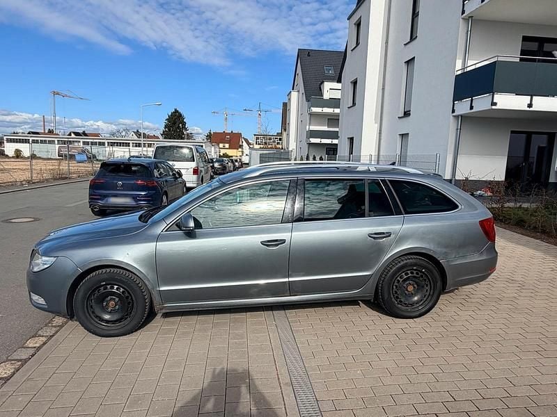 Gebraucht Skoda Superb 170 PS (125 kW) 2011 Grau Kombi