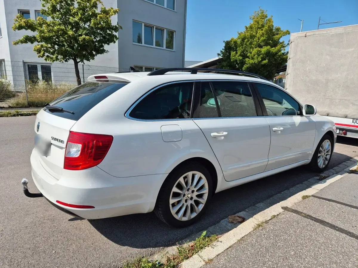 Gebraucht Skoda Superb Exclusive 140 PS (102 kW) 2013 Weiß Kombi