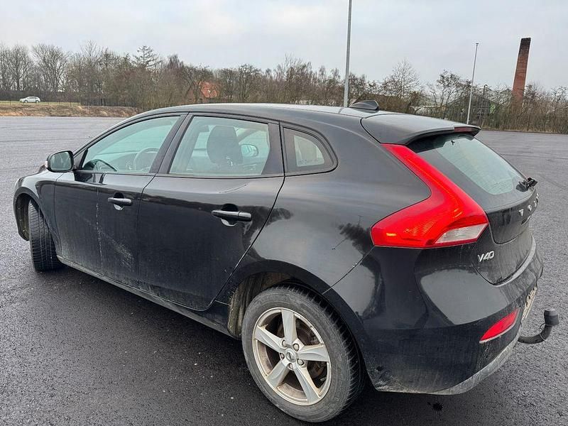 Gebraucht Volvo V40 Kinetic 120 PS (88 kW) 2018 Schwarz Limousine