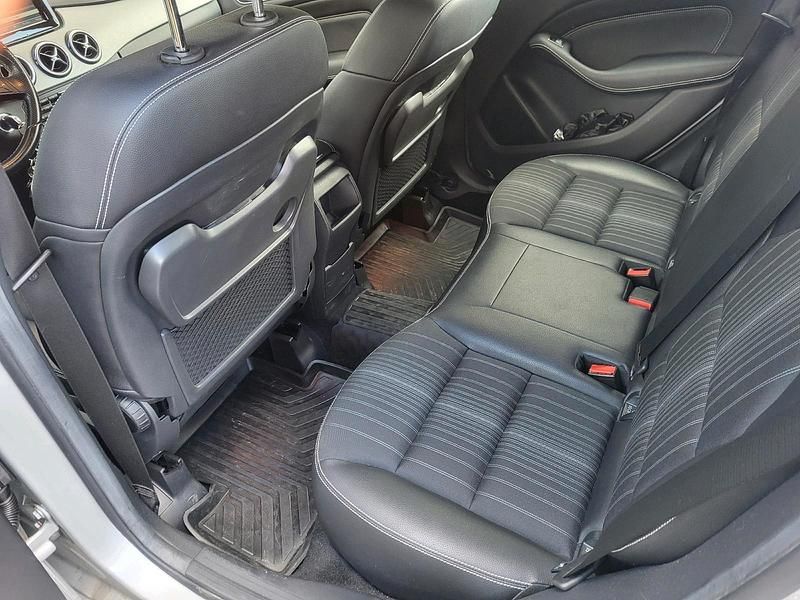 Gebraucht Mercedes B180 122 PS (89 kW) 2014 Silber Van / Kleinbus