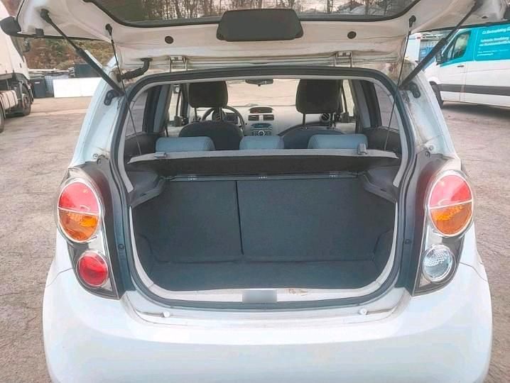 Gebraucht Chevrolet Spark 68 PS (50 kW) 2011 Weiß Kleinwagen