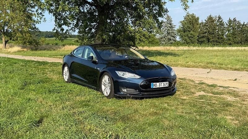 Blau Gebraucht 2013 Tesla Model S Limousine | 15.500 € (Fairer Preis) - Bild 1/4