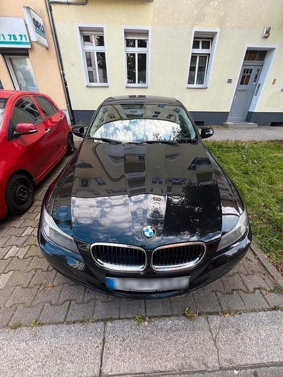 Gebraucht BMW 318 143 PS (105 kW) 2011 Schwarz Limousine