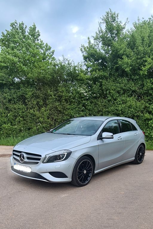 Grau Gebraucht 2014 Mercedes A180 Limousine | 9.510 € (Superpreis) - Bild 1/4