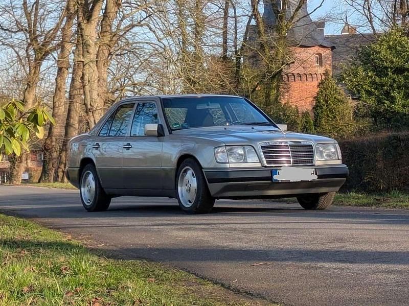 Second-hand Mercedes E220 150 CP (110 kW) 1992 Gri Berlinǎ
