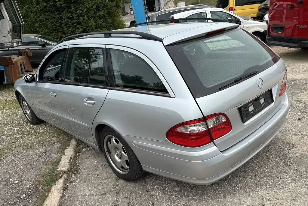Usado Mercedes E220 150 CV (110 kW) 2006 Plateado Familiar