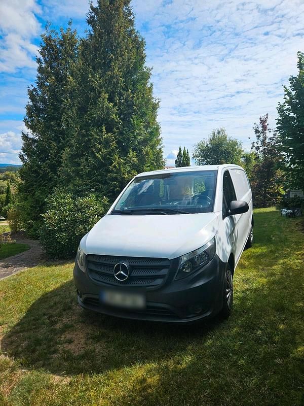 Weiß Gebraucht 2018 Mercedes Vito Van / Kleinbus | 16.500 € (Guter Preis) - Bild 1/4