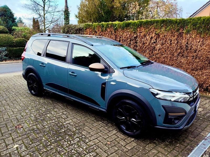 Grau Gebraucht 2024 Dacia Jogger Extreme Van / Kleinbus | 17.500 € (Guter Preis) - Bild 1/4