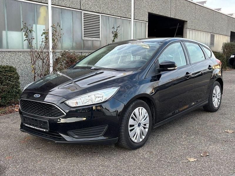 Schwarz Gebraucht 2015 Ford Focus Trend Limousine | 6.850 € (Superpreis) - Bild 1/4