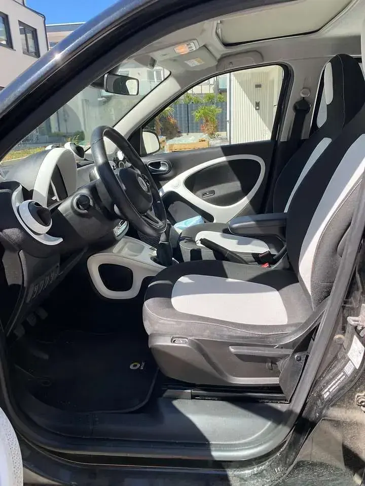 Używany Smart ForFour Passion 71 KM (52 kW) 2016 Czarny Hatchback