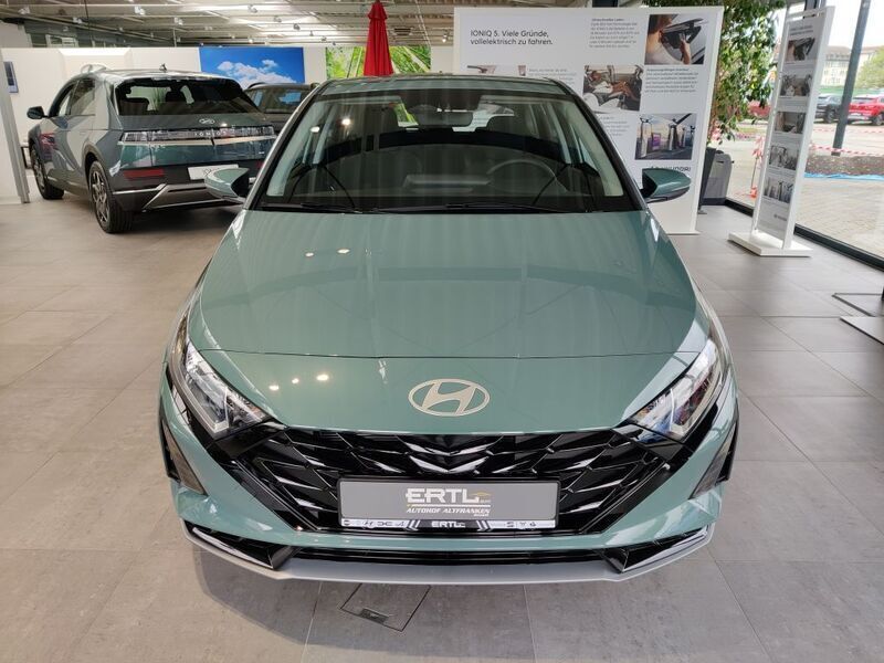 Gebraucht Hyundai i20 Trend 101 PS (74 kW) 2024 Mangrove green Kleinwagen