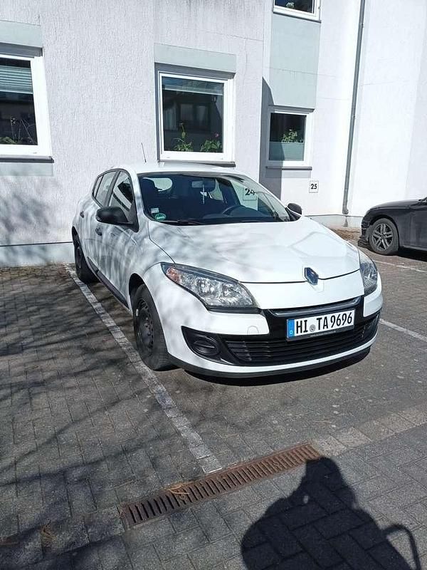Weiß Gebraucht 2013 Renault Mégane III Expression Limousine | 4.500 € (Fairer Preis) - Bild 1/4