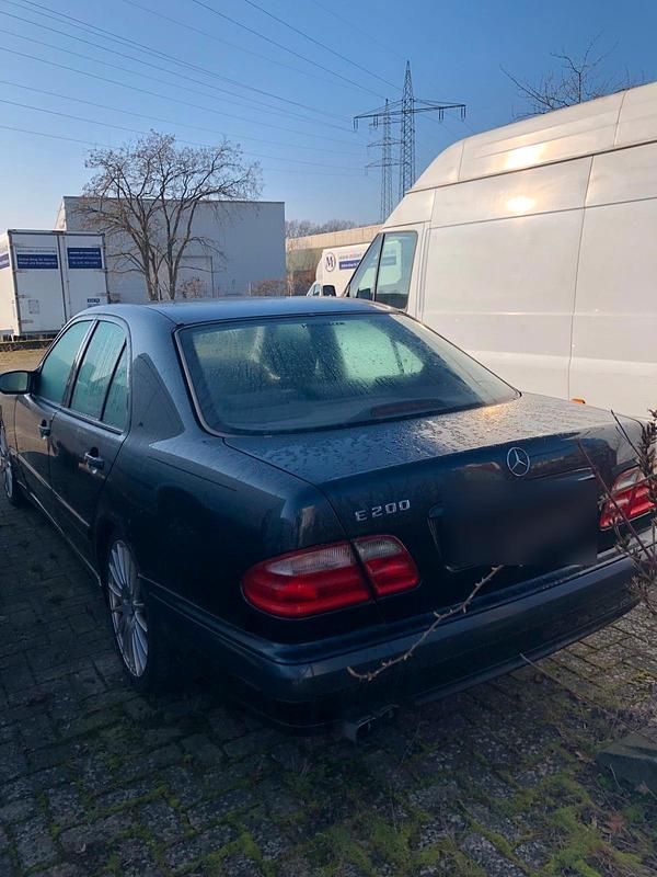Gebraucht Mercedes E200 136 PS (100 kW) 2001 Blau Limousine