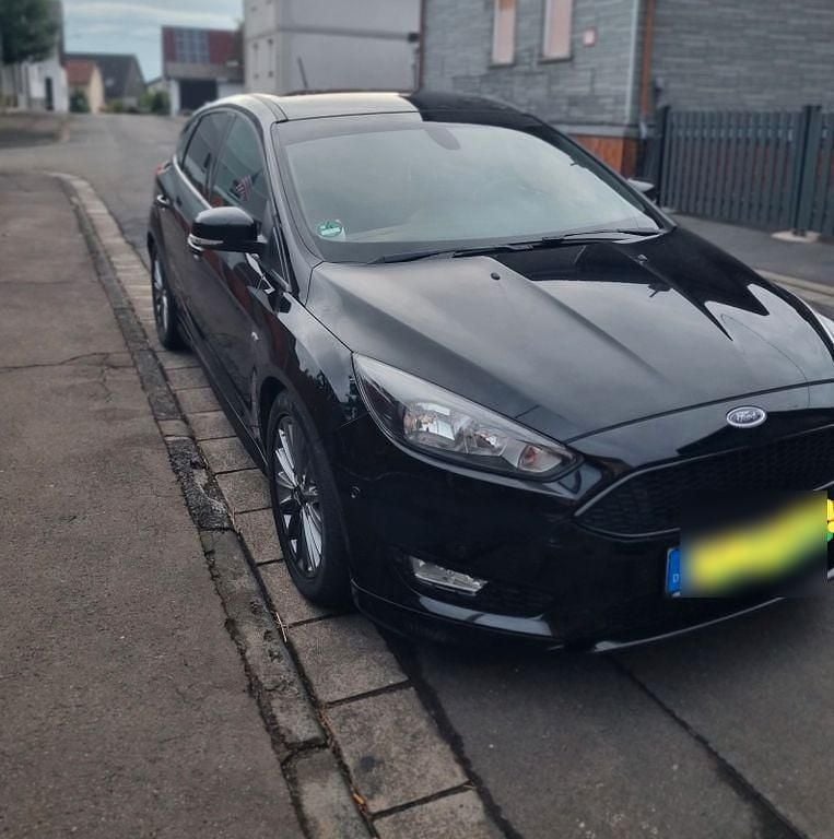Schwarz Gebraucht 2018 Ford Focus ST-Line Limousine | 7.490 € (Superpreis) - Bild 1/4