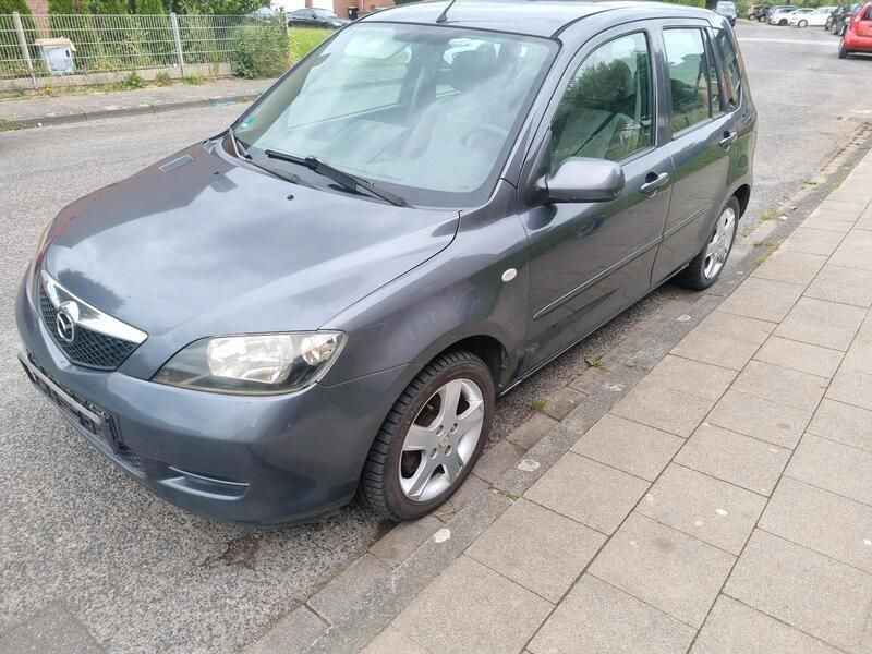Grau Gebraucht 2004 Mazda 2 Kleinwagen | 650 € (Guter Preis) - Bild 1/4