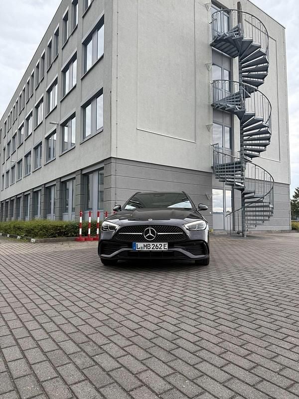 Grau Gebraucht 2024 Mercedes C300e Kombi | 54.000 € - Bild 1/4