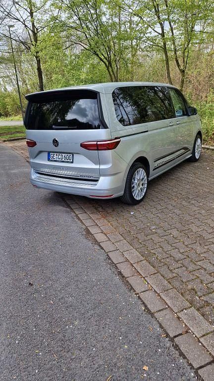 Second-hand VW Multivan 150 CP (110 kW) 2023 Argintiu Monovolum