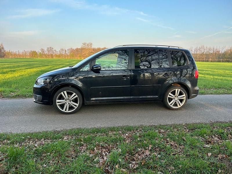Gebraucht VW Touran Cup 105 PS (77 kW) 2014 Schwarz Van / Kleinbus