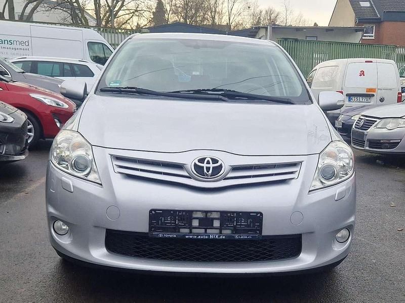 Silver metallic Gebraucht 2010 Toyota Auris Executive Kleinwagen | 6.500 € (Fairer Preis) - Bild 1/4
